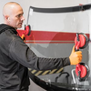 How Mobile Auto Glass Repair Services Benefit Busy People