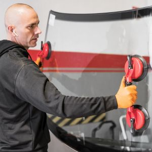 How Mobile Auto Glass Repair Services Benefit Busy People